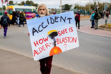 Protestocular ana kapının dışında Awe, Aldermaston toplamak. 