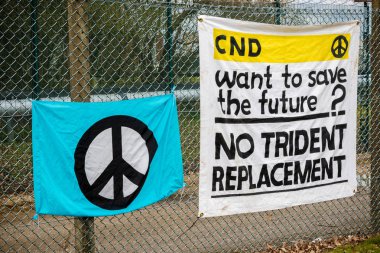 Protestocular ana kapının dışında Awe, Aldermaston toplamak. 