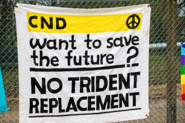 Protestocular ana kapının dışında Awe, Aldermaston toplamak. 