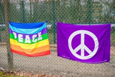 Protestocular ana kapının dışında Awe, Aldermaston toplamak. 