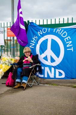 Protestocular ana kapının dışında Awe, Aldermaston toplamak. 