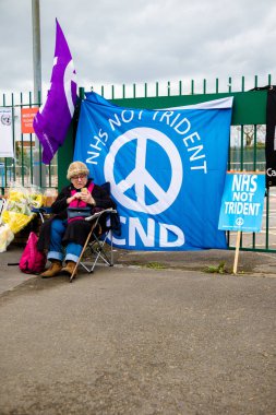 Protestocular ana kapının dışında Awe, Aldermaston toplamak. 