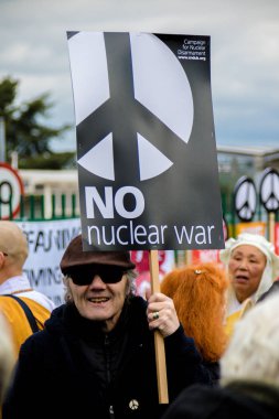 Protestocular ana kapının dışında Awe, Aldermaston toplamak. 