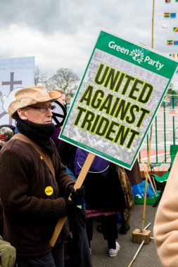 Protestocular ana kapının dışında Awe, Aldermaston toplamak. 