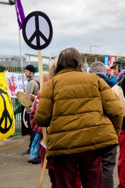 Protestocular ana kapının dışında Awe, Aldermaston toplamak. 