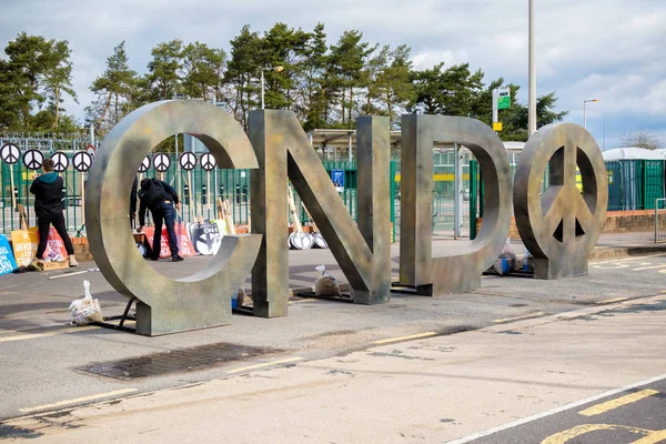 Manifestantes se reúnen frente a la puerta principal de la AWE, Aldermaston — Foto de Stock