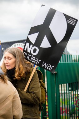 Protestocular ana kapının dışında Awe, Aldermaston toplamak. 