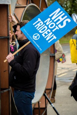 Protestocular ana kapının dışında Awe, Aldermaston toplamak. 