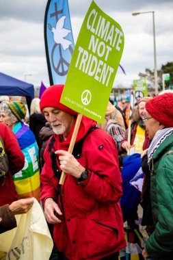 Protestocular ana kapının dışında Awe, Aldermaston toplamak. 