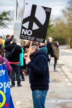 Protestocular ana kapının dışında Awe, Aldermaston toplamak. 