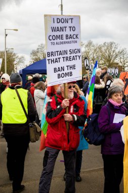 Protestocular ana kapının dışında Awe, Aldermaston toplamak. 