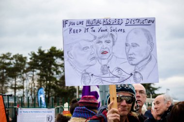 Protestocular ana kapının dışında Awe, Aldermaston toplamak. 
