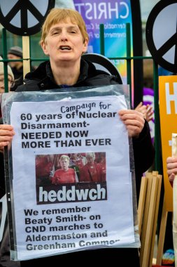 Protestocular ana kapının dışında Awe, Aldermaston toplamak. 