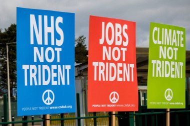 Protestocular ana kapının dışında Awe, Aldermaston toplamak. 