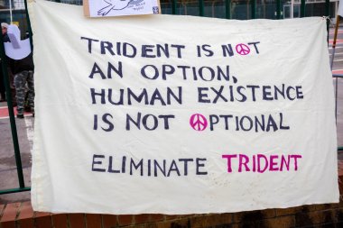 Protestocular ana kapının dışında Awe, Aldermaston toplamak. 