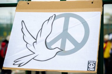 Protestocular ana kapının dışında Awe, Aldermaston toplamak. 