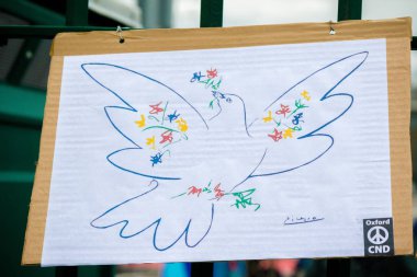 Protestocular ana kapının dışında Awe, Aldermaston toplamak. 