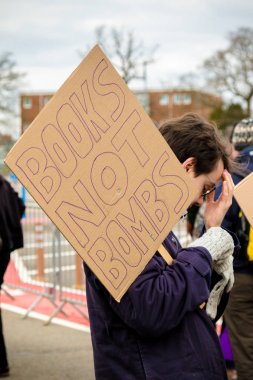 Protestocular ana kapının dışında Awe, Aldermaston toplamak. 