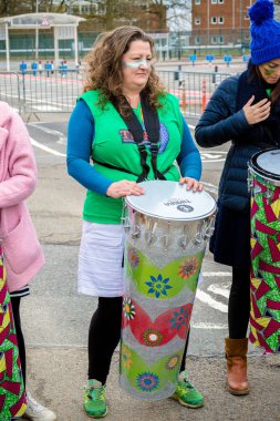 Protestocular ana kapının dışında Awe, Aldermaston toplamak. 