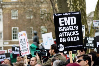 Downing Street dışında merkezi Londra'da Protestocular