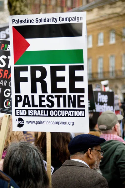 Demonstranter i centrala London utanför Downing Street — Stockfoto