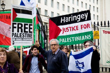 Downing Street dışında merkezi Londra'da Protestocular
