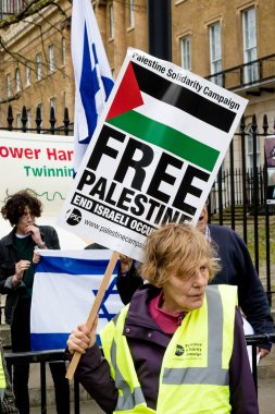 Downing Street dışında merkezi Londra'da Protestocular