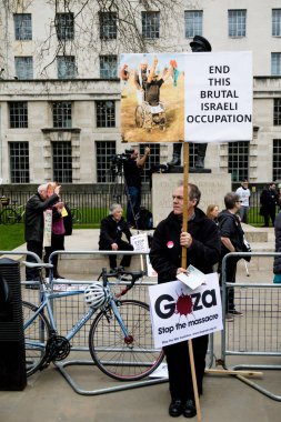 Downing Street dışında merkezi Londra'da Protestocular