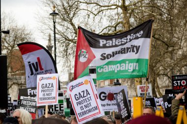 Downing Street dışında merkezi Londra'da Protestocular