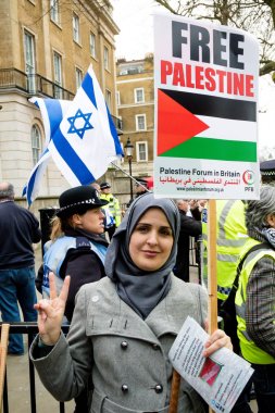 Downing Street dışında merkezi Londra'da Protestocular