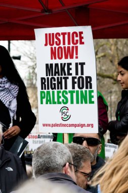 Downing Street dışında merkezi Londra'da Protestocular