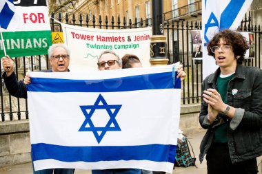 Downing Street dışında merkezi Londra'da Protestocular