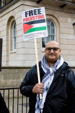 Downing Street dışında merkezi Londra'da Protestocular
