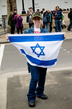 Downing Street dışında merkezi Londra'da Protestocular