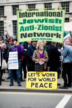 Downing Street dışında merkezi Londra'da Protestocular