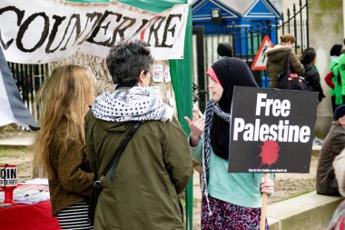 Downing Street dışında merkezi Londra'da Protestocular