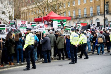 Downing Street dışında merkezi Londra'da Protestocular