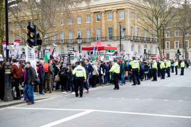 Downing Street dışında merkezi Londra'da Protestocular