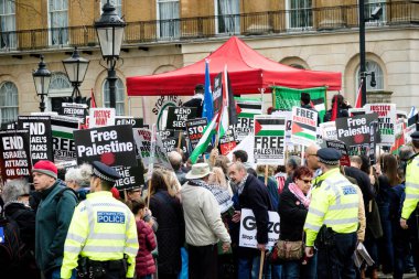 Downing Street dışında merkezi Londra'da Protestocular