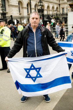 Downing Street dışında merkezi Londra'da Protestocular