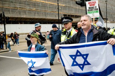 Downing Street dışında merkezi Londra'da Protestocular