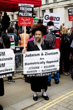 Downing Street dışında merkezi Londra'da Protestocular