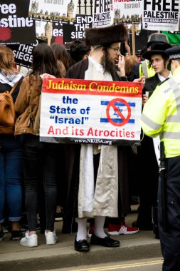 Downing Street dışında merkezi Londra'da Protestocular