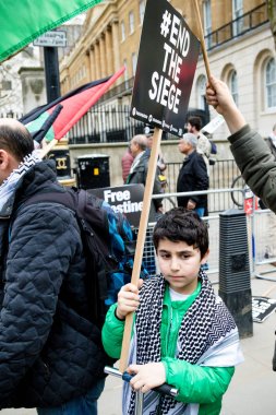 Downing Street dışında merkezi Londra'da Protestocular