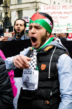 Downing Street dışında merkezi Londra'da Protestocular
