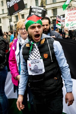 Downing Street dışında merkezi Londra'da Protestocular