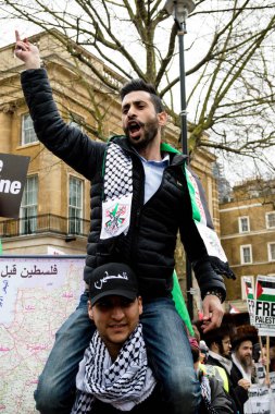 Downing Street dışında merkezi Londra'da Protestocular
