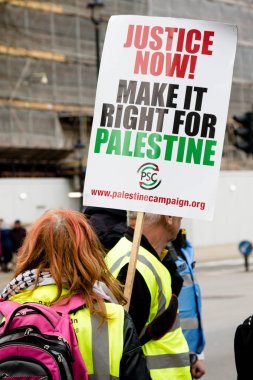 Downing Street dışında merkezi Londra'da Protestocular