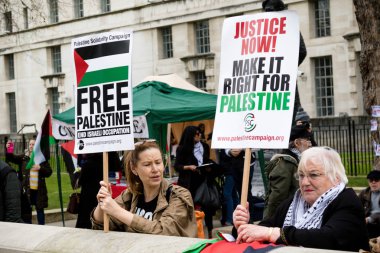 Downing Street dışında merkezi Londra'da Protestocular