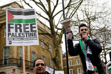 Downing Street dışında merkezi Londra'da Protestocular